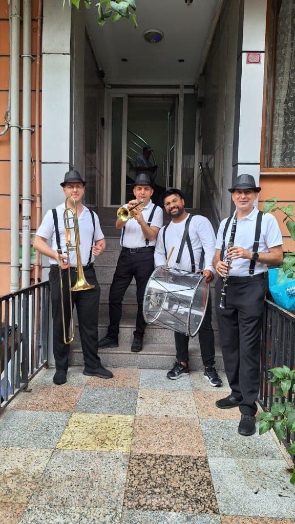 Gelin alma bandosu — bahçe töreni ve canlı müzik