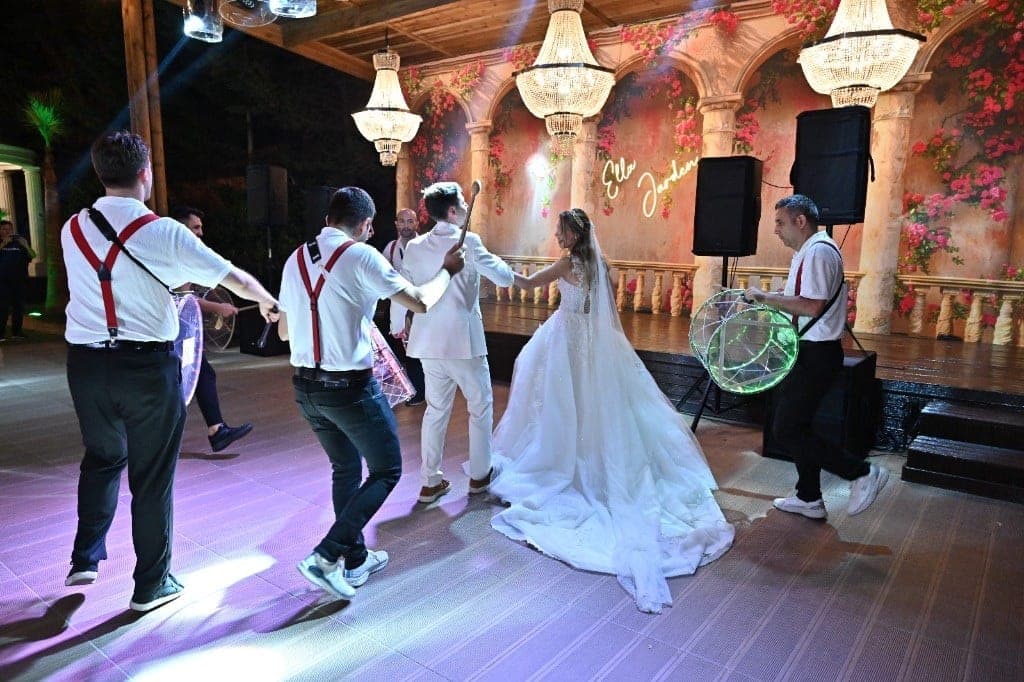 Nişan zaffesi — salon girişi ve LED davul ekibi